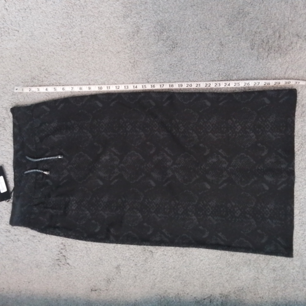 Elegant Black Snake Pattern Pencil Skirt